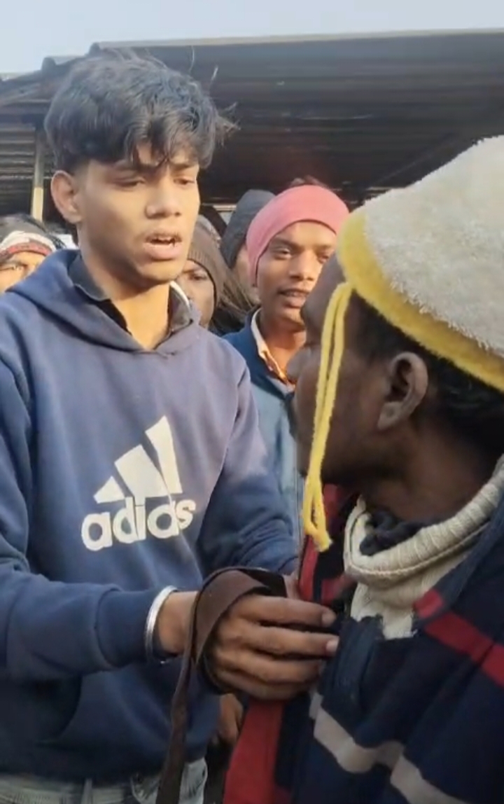 बरदाहा बाजार में चोर समझकर युवक की बेरहमी से पिटाई, पुलिस ने भीड़ से छुड़ाया