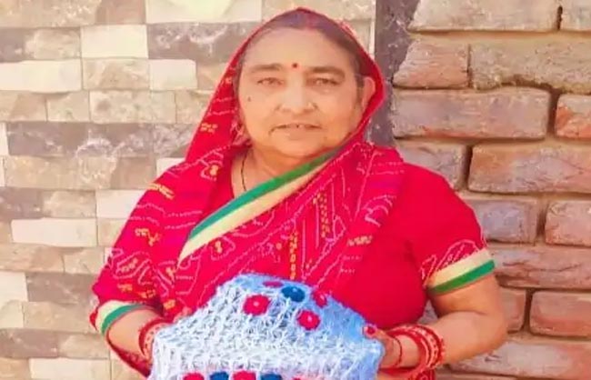 रेवाड़ीः गाय के हमले से महिला की मौत, परिजनों ने उपायुक्त को सौंपा ज्ञापन