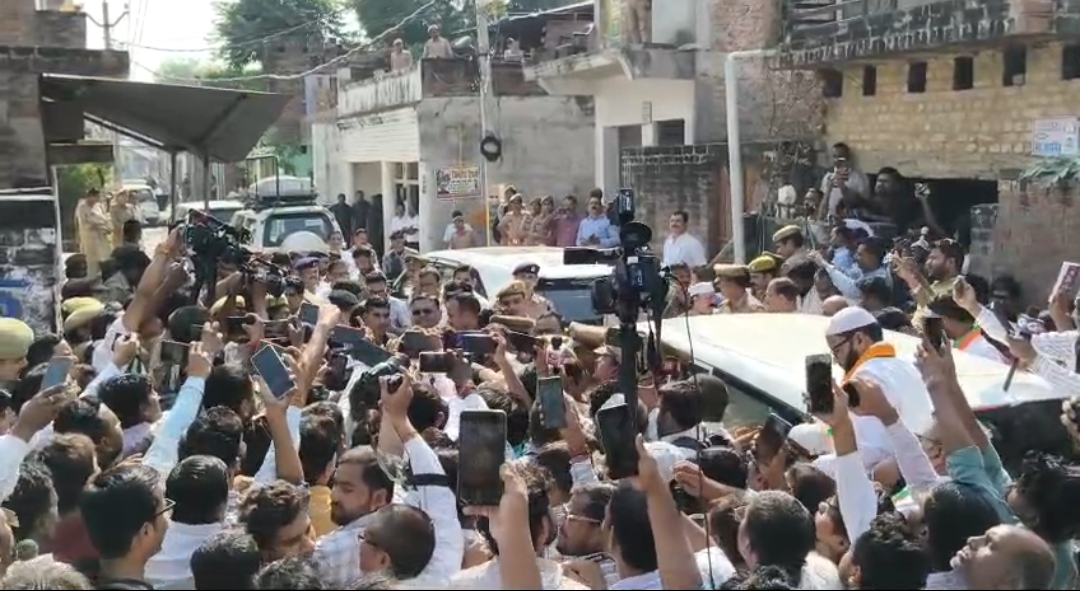 मृतक हरिओम बाल्मीकि के परिजनों से मिले राहुल गांधी, हर मदद का दिलाया भरोसा