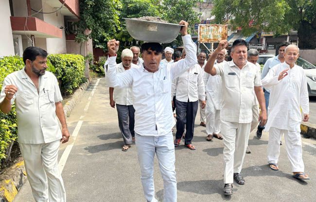 सोनीपत: टूटी सड़क और गड्ढों पर जनप्रतिनिधि ने किया विरोध प्रदर्शन