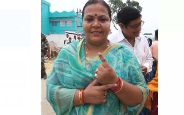 झामुमो प्रत्याशी नलीन सोरेन ने सपरिवार किया मतदान