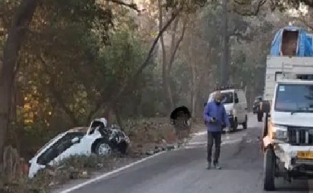 पिकअप और कार की टक्कर, दो डॉक्टर घायल