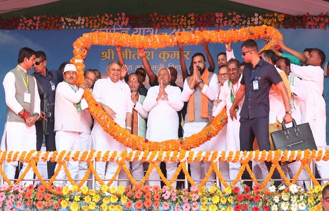 बिलासा देवी केवट एयरपोर्ट से शुरू हुई रात्रि उड़ान सेवा, मुख्यमंत्री ने भरी पहली रात की उड़ान