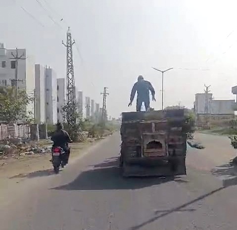 अवैध बजरी से भरे ट्रैक्टर के पीछे दौड़ा सिपाही, फिर भी बेखौफ ड्राइवर फरार