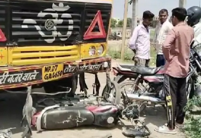 ग्वालियरः तेज रफ्तार डंपर की चपेट में आने से बाइक सवार दो युवकों की मौत