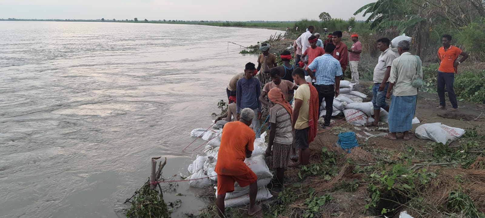 गंडक नदी के कटाव पर विधायक सुरेंद्र प्रसाद ने डिप्टी सीएम से की चर्चा