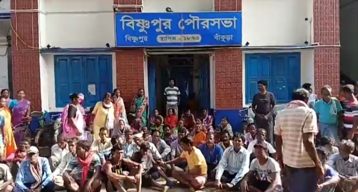 वेतन भुगतान की मांग पर विष्णुपुर में सफाई कर्मियों का प्रदर्शन