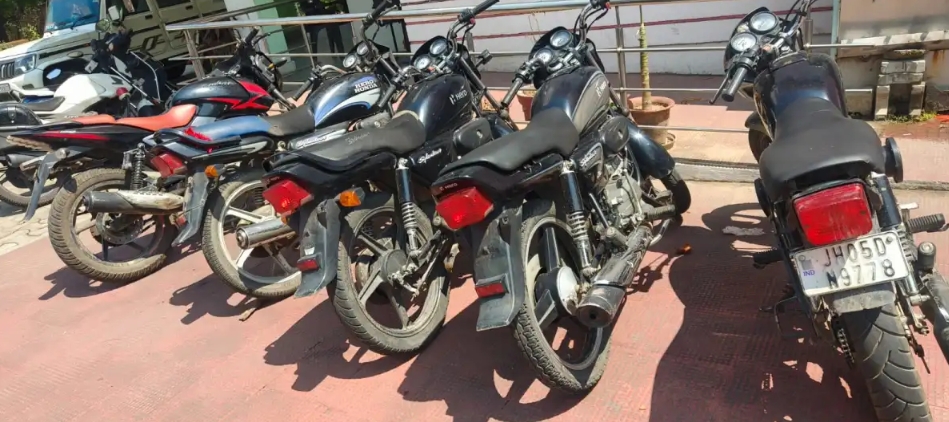 बाइक चोर गिरोह के तीन सदस्य गिरफ्तार, ०५ बाइक बरामद