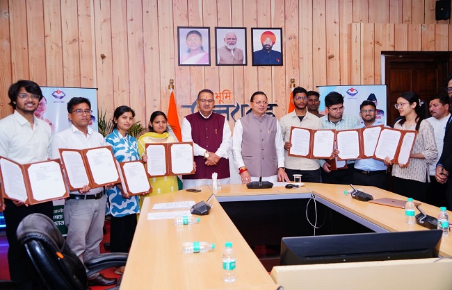 मुख्यमंत्री धामी ने 12 मानचित्रकों को बांटे नियुक्ति पत्र,पारदर्शी भर्ती और कृषि सशक्तिकरण पर जोर