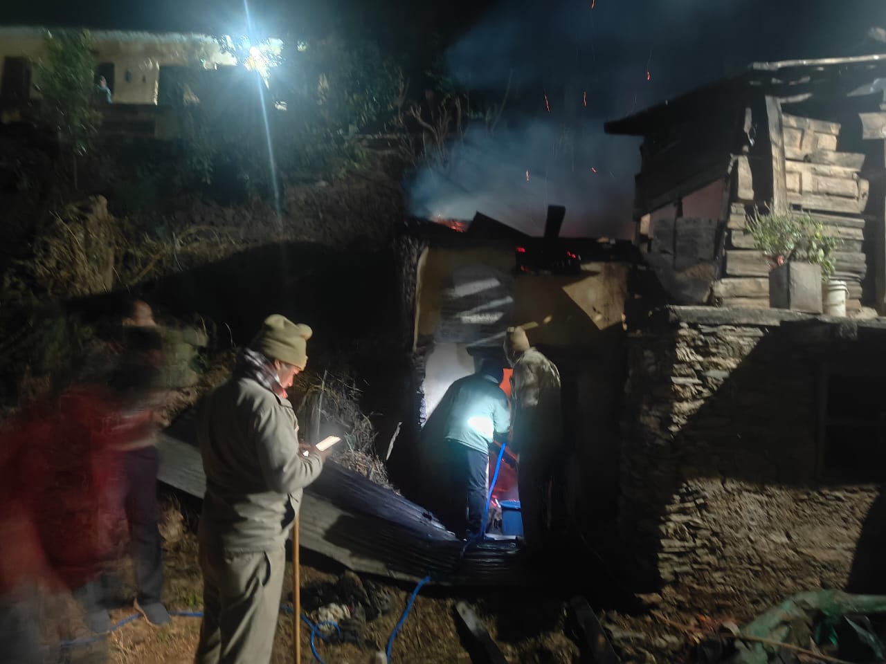 डुंडा के बैजकोट में आवासीय भवन आगजनी से जलकर राख