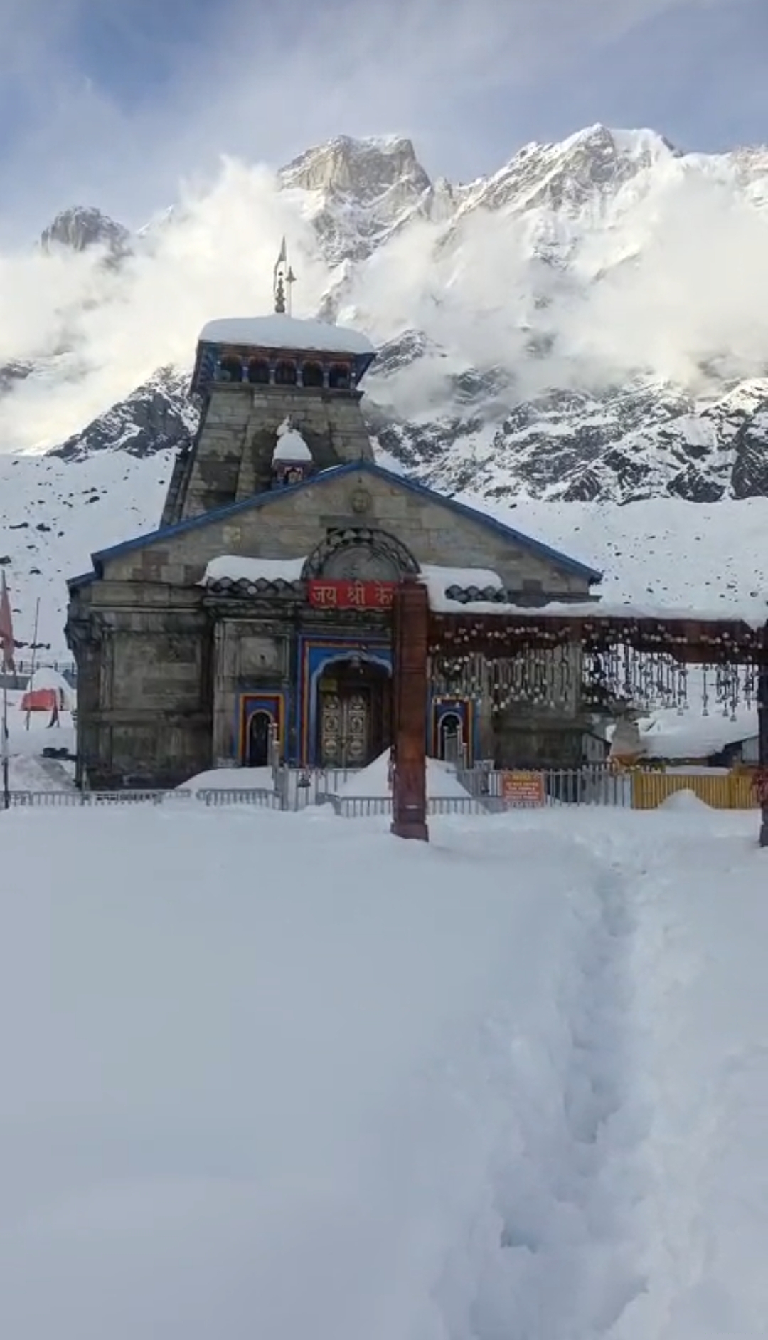 भारी बर्फबारी के बीच केदारनाथ धाम में सुरक्षा कड़ी, शून्य से नीचे तापमान में मुस्तैद जवान