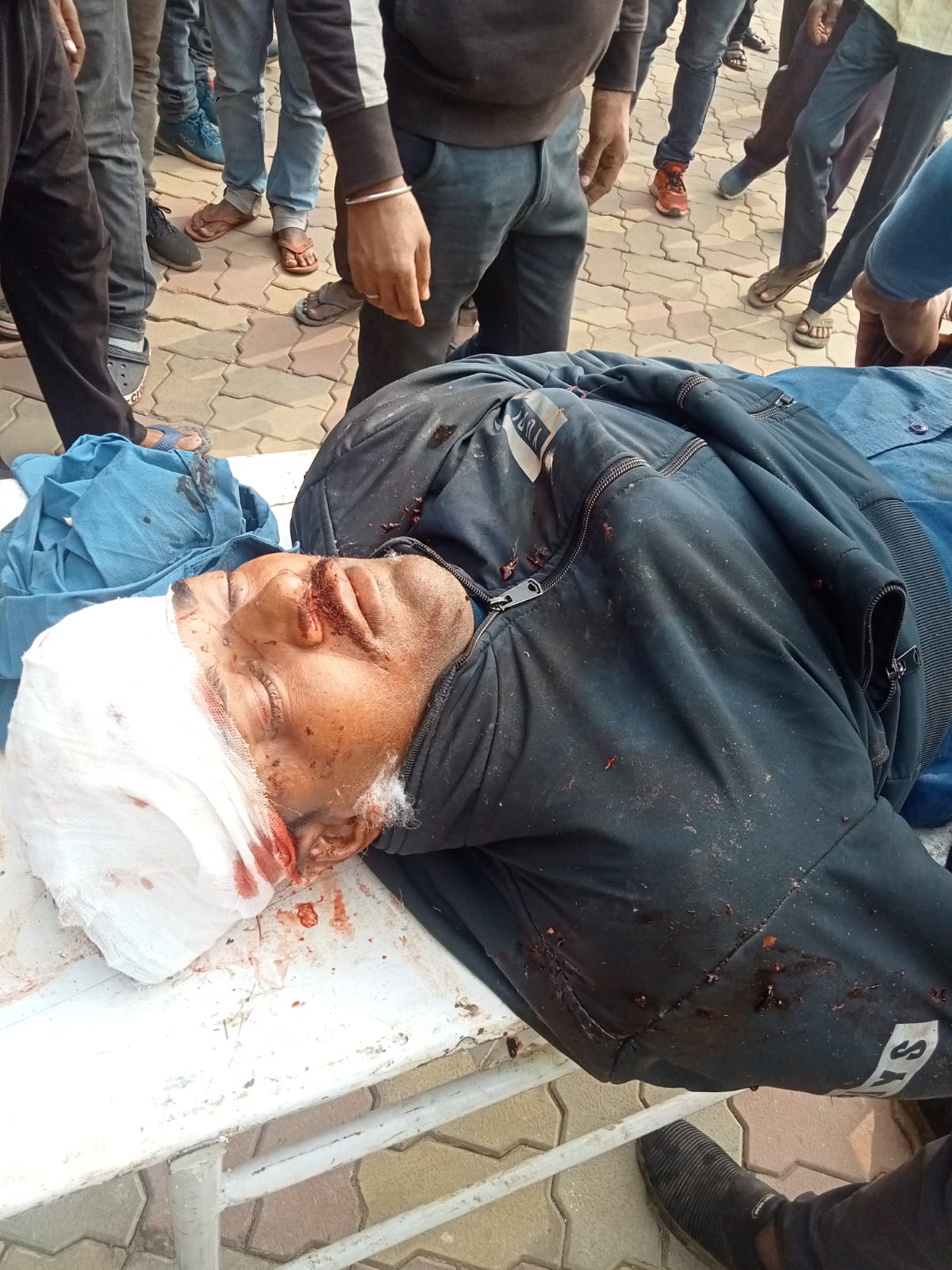 प्रेम प्रसंग में अंधाधुंध फायरिंग, शिक्षिका सहित दो की मौत, एक की हालत नाजुक