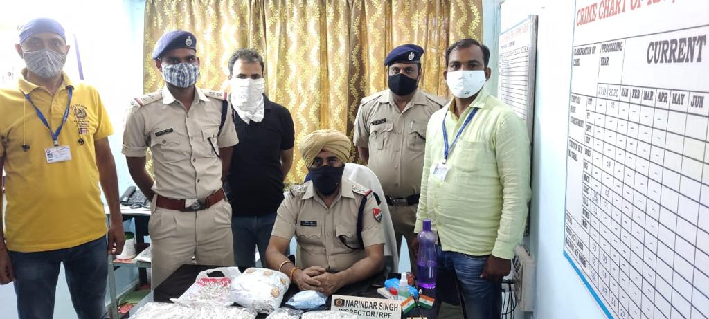 25 किलो चांदी के बने जेवर के साथ एक युवक को ली गई हिरासत में