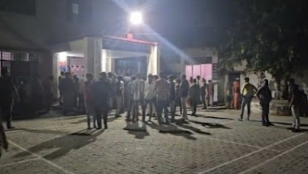 गुलाल उड़ाने के विरोध में दो समुदायों में चले लात-घूंसे, कई लोग घायल