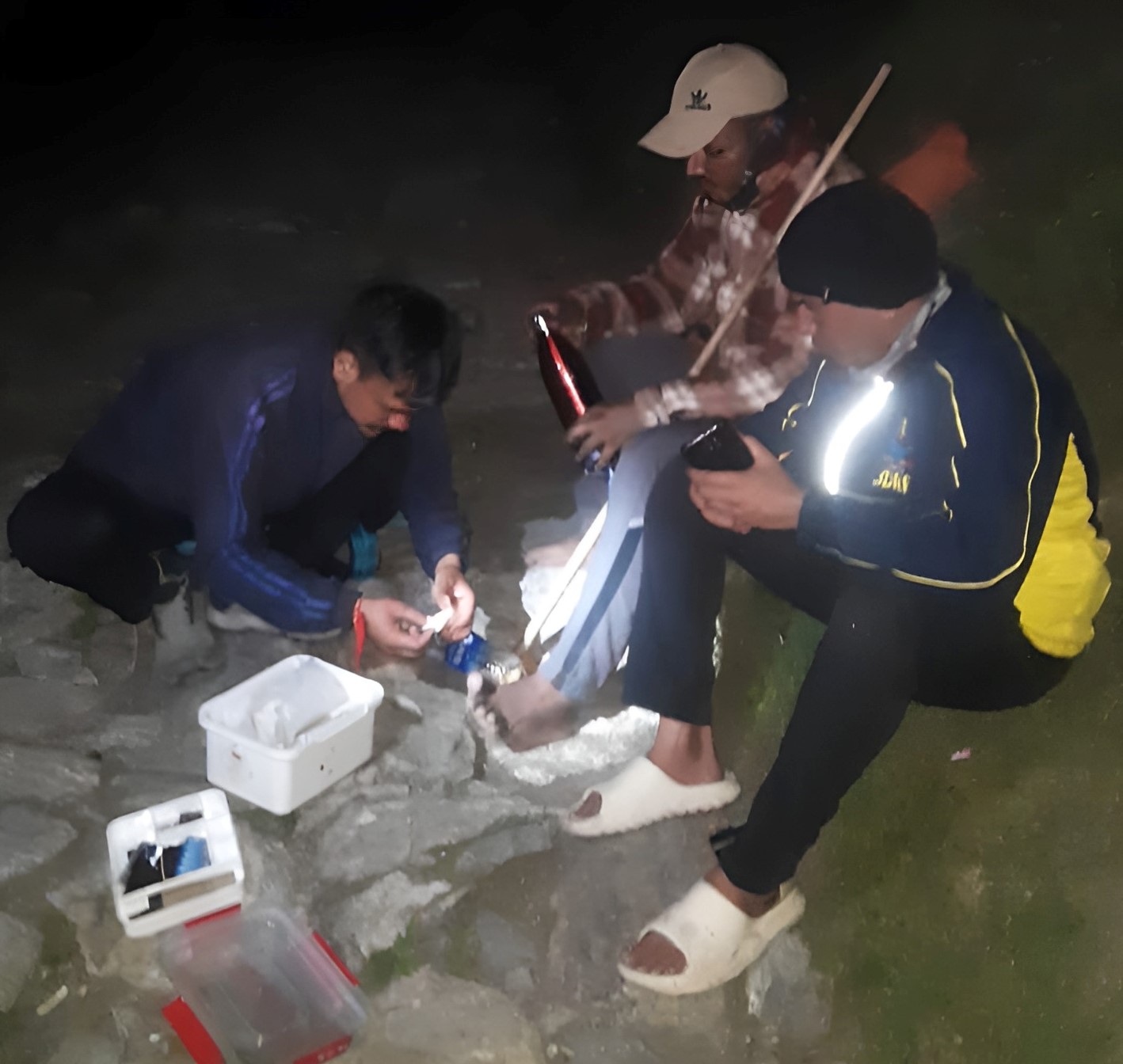 वसुधारा ट्रेक पर घायल यात्री का पुलिस और एसडीआरएफ टीम ने किया रेस्क्यू