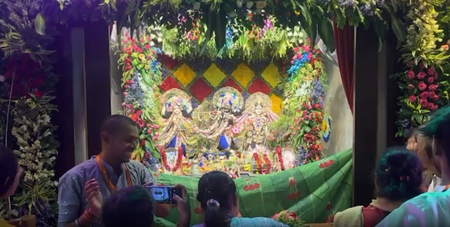 कृष्ण जन्माष्टमी पर मंदिरों में उमड़ी आस्था, इस्कॉन में श्रद्धालुओं की भारी भीड़; धर्मेंद्र प्रधान ने किए दर्शन