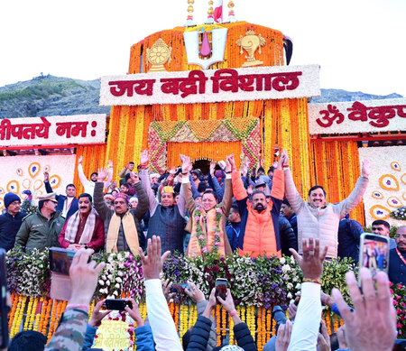 विधि-विधान और वैदिक मंत्रोच्चार के साथ खुले बद्रीनाथ के कपाट, जयकारों से गूंजा धाम